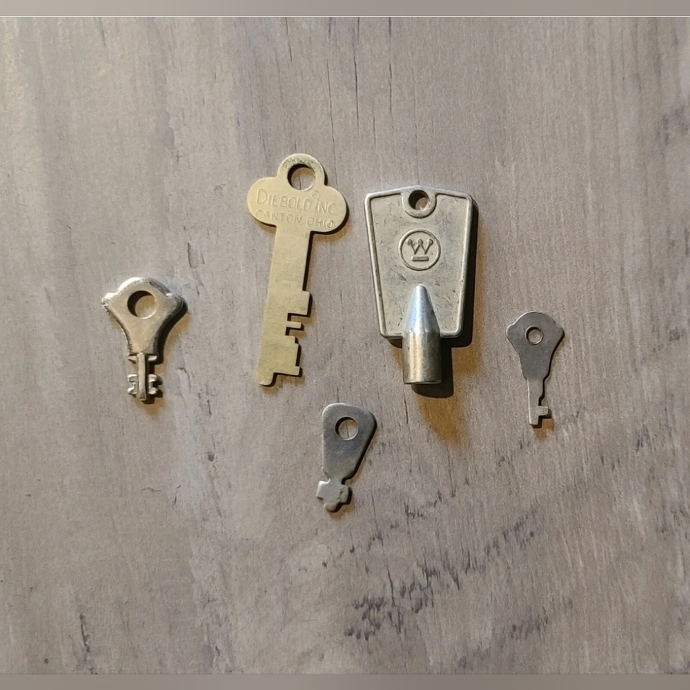 Vintage Keys - Collection - Crafts - Projects Bundle of 5 Assorted KEYS - READ